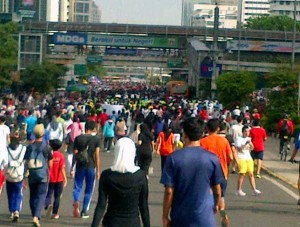 Jl.Sudirmanを歩く人々