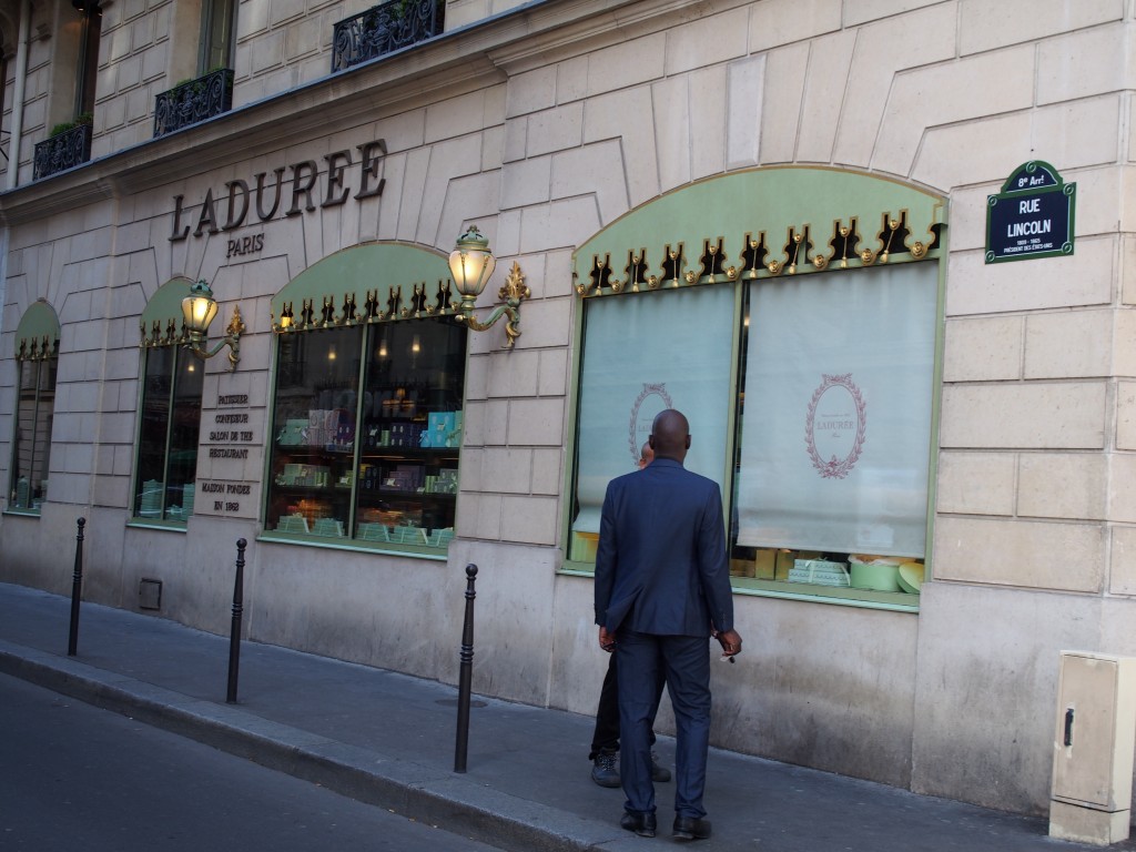 ラデュレ・シャンゼリゼ店（LADUREE)