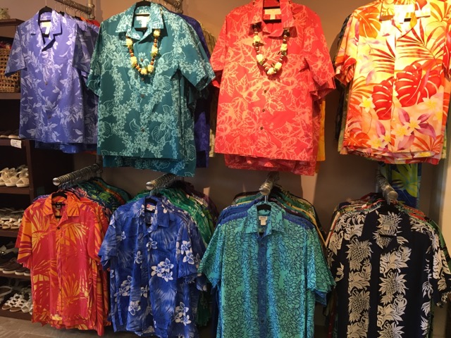 ハワイ｜アロハシャツは レンタルがおすすめ！？ムームー、アロハシャツ専門店『ムームーレインボー』が移転 - tripuuu(トリップー)